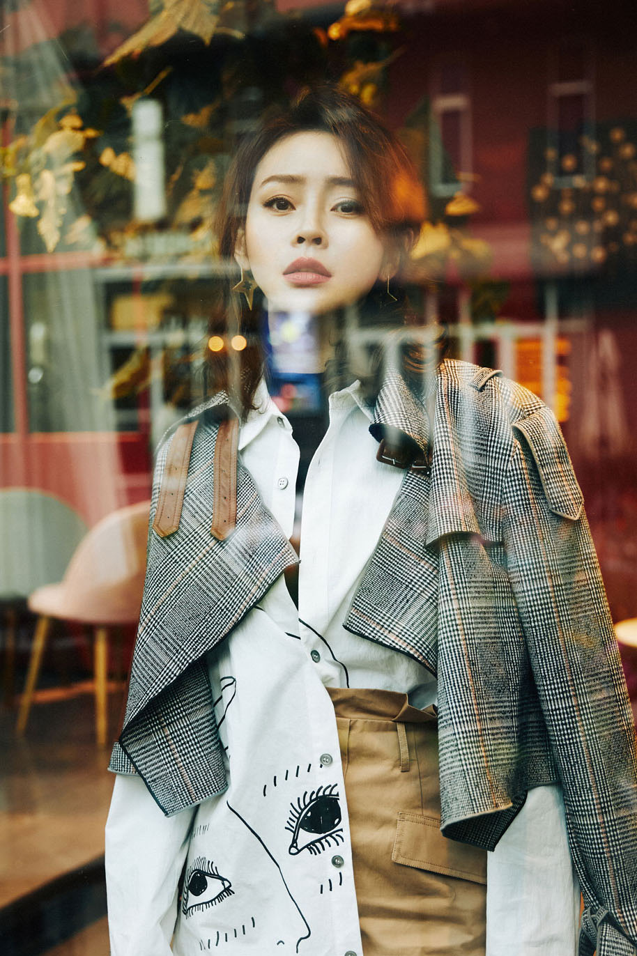 中国内地吉林省长春市南关女演员于明加Lorla气质美女明星床上调皮写真图片
