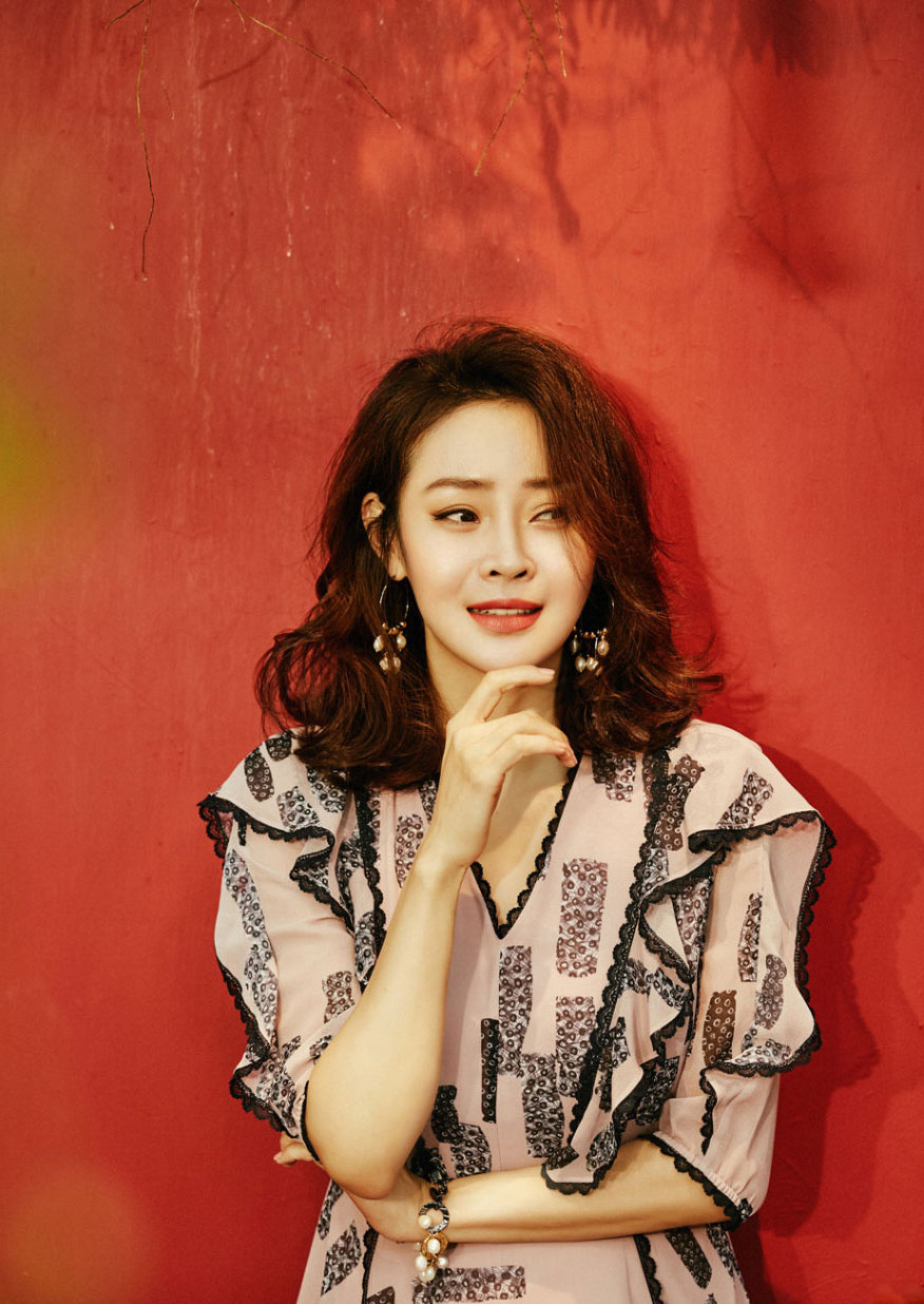 中国内地吉林省长春市南关女演员于明加Lorla气质美女明星床上调皮写真图片