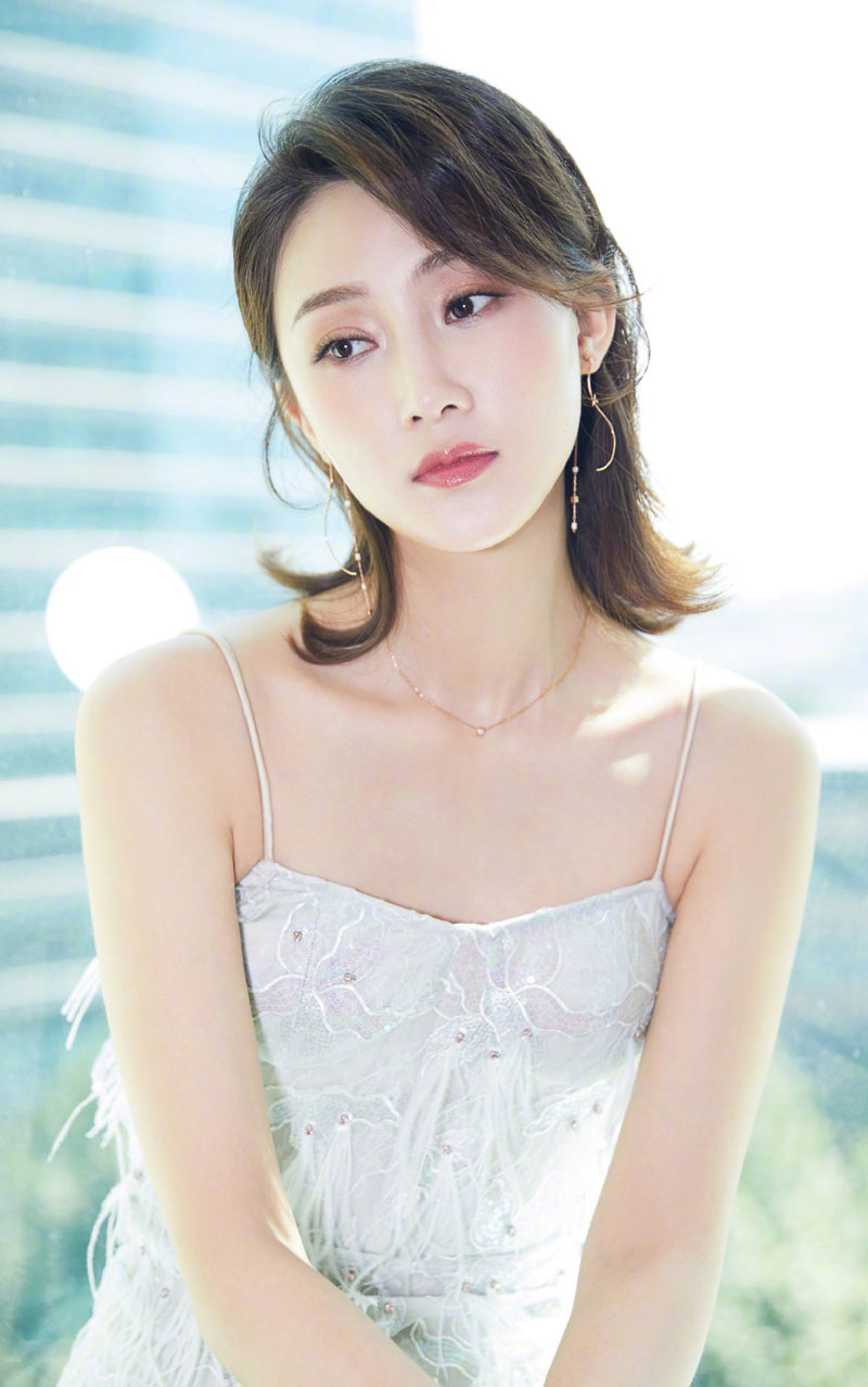 中国内地辽宁省大连女演员林鹏时尚街拍图片：镂空衬衫玩转性感图片