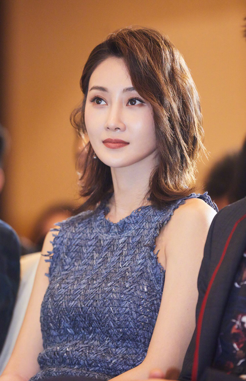 中国内地辽宁省大连女演员林鹏休闲率性时尚街拍图片图片