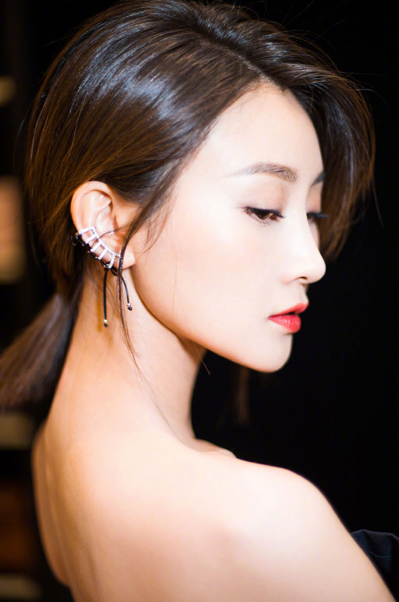中国内地辽宁省大连女演员林鹏性感露肩礼服活动照图片图片 中国内地辽宁省大连女演员林鹏性感露肩礼服活动照图片图片