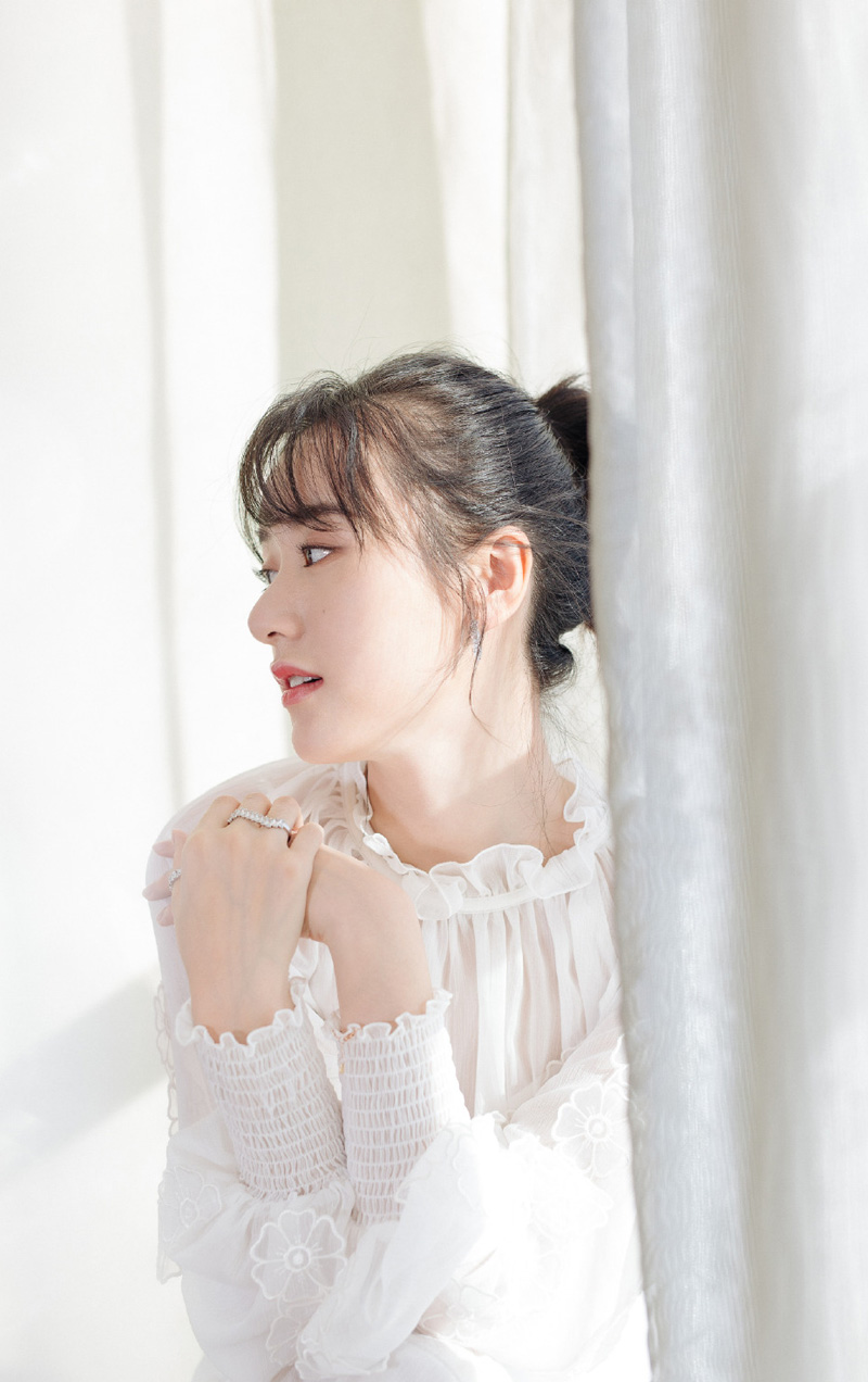 主持人李湘写真图片：清新淡雅宛若仙子图片