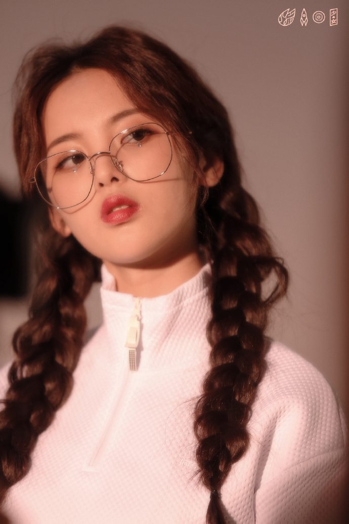 中国内地流行乐女歌手火箭少女101杨超越时尚写真图片图片