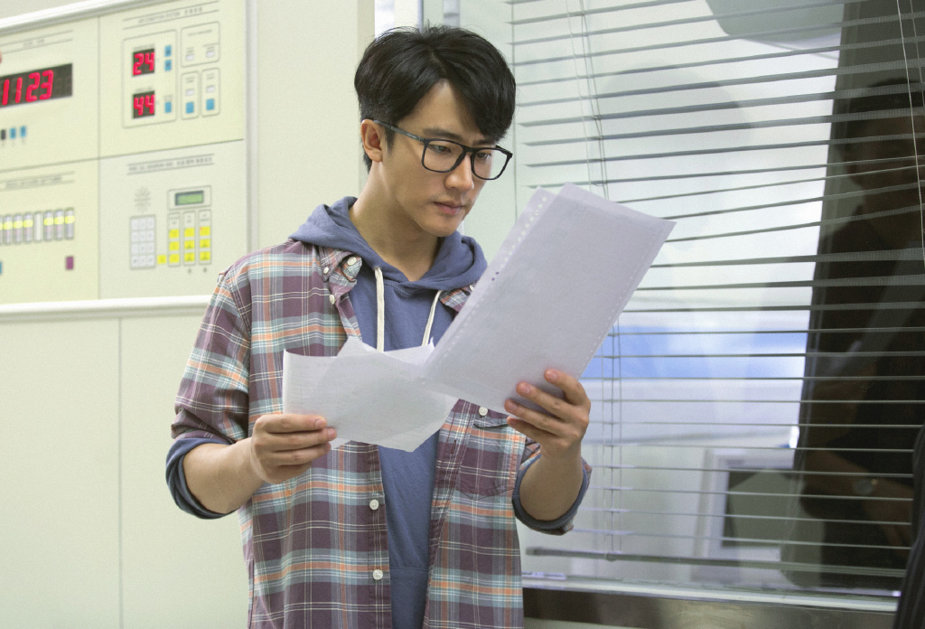 黄轩图片 黄轩深色西服儒雅帅气图片图片