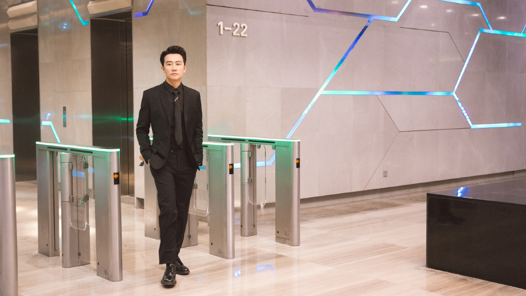 黄轩图片 黄轩深色西服儒雅帅气图片图片