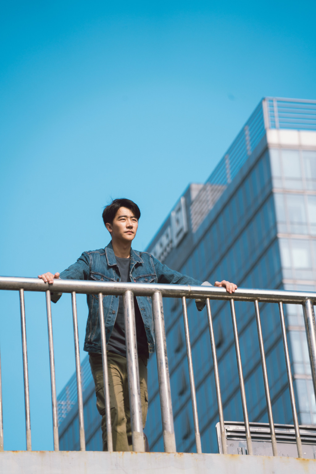 黄轩图片 黄轩深色西服儒雅帅气图片图片