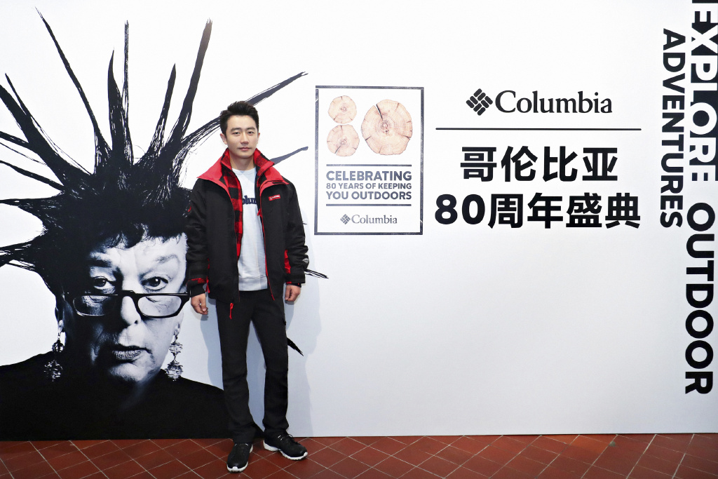 黄轩图片 黄轩深色西服儒雅帅气图片图片