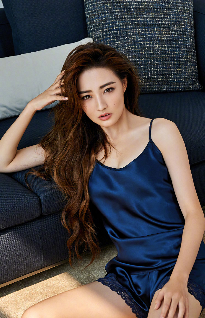 中国内地内蒙古呼和浩特女演员徐璐性感牛仔连体装时尚写真高清图片图片
