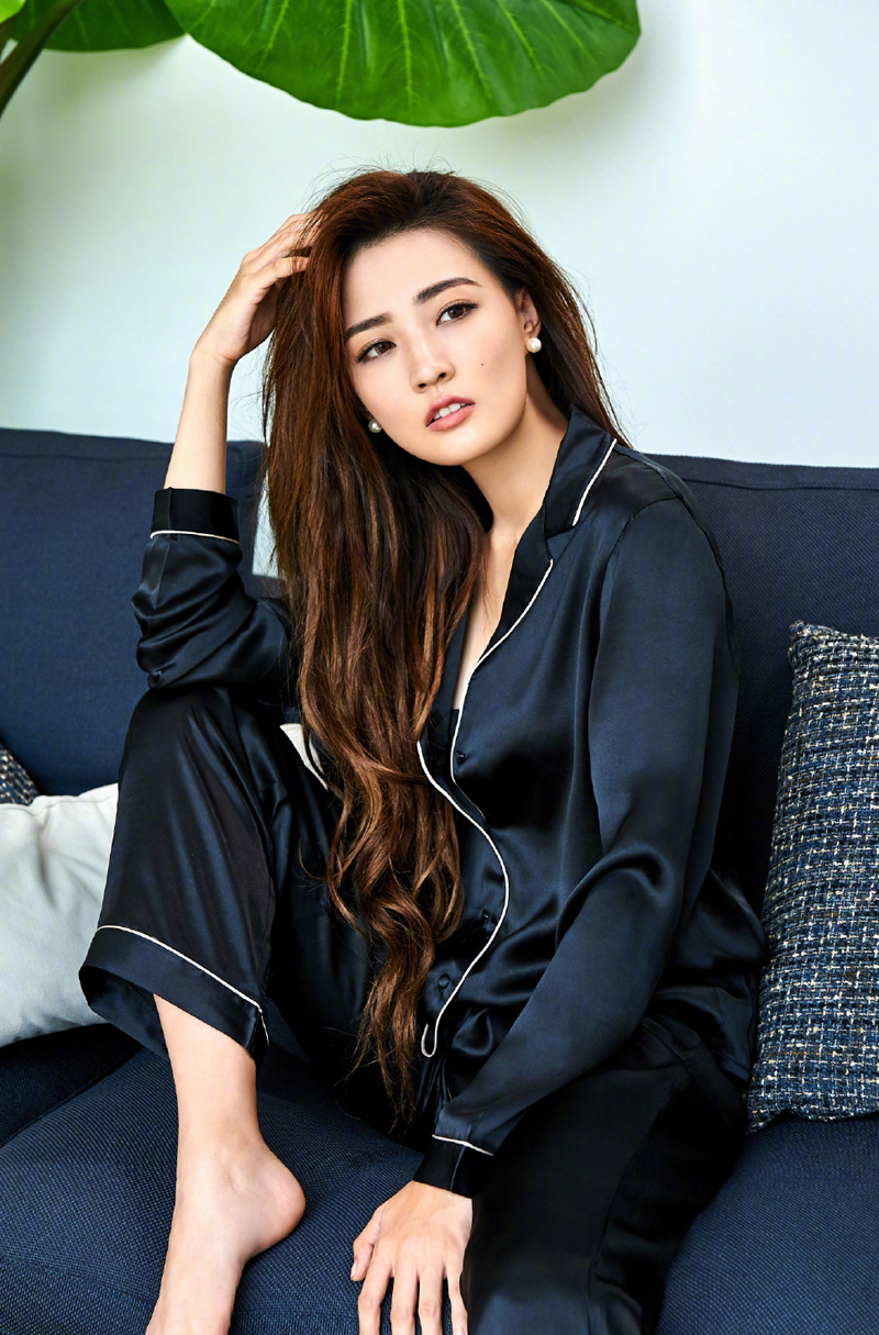 中国内地内蒙古呼和浩特女演员徐璐性感牛仔连体装时尚写真高清图片图片