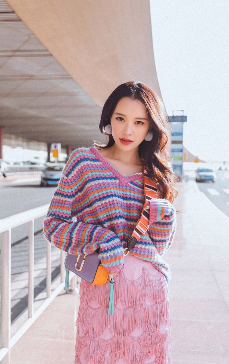 高清北京美女黄一琳一字肩白色毛衣冬日写真图片图片