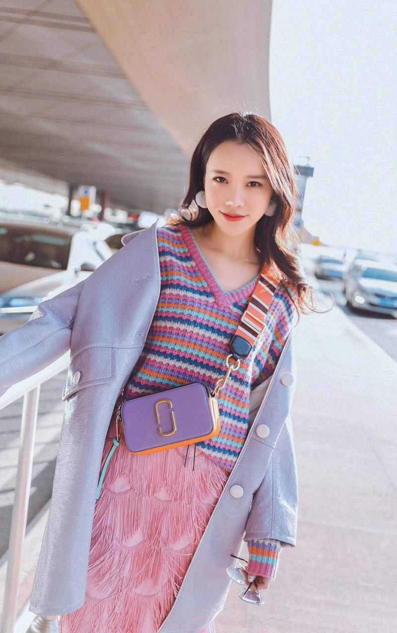 高清北京美女黄一琳一字肩白色毛衣冬日写真图片图片