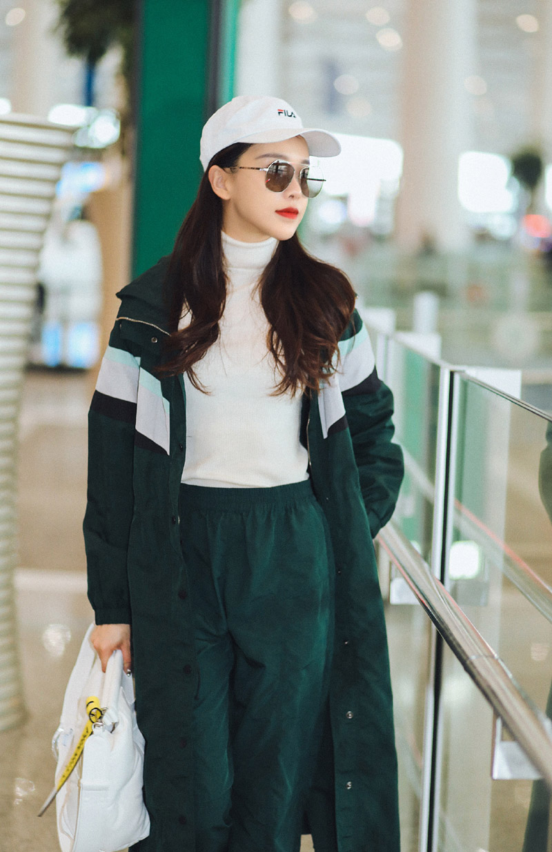 高清北京美女黄一琳一字肩白色毛衣冬日写真图片图片