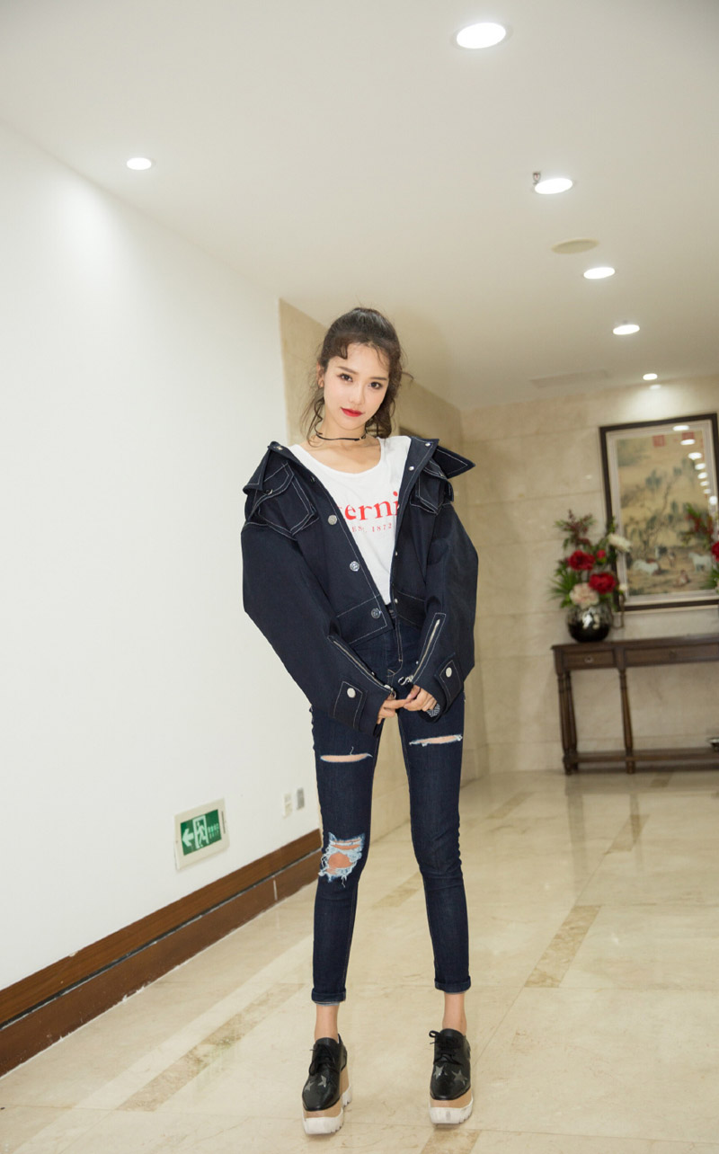高清北京美女黄一琳一字肩白色毛衣冬日写真图片图片