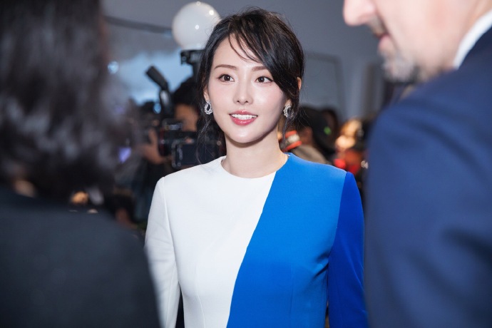张嘉倪图片：早春清爽甜美很养眼图片