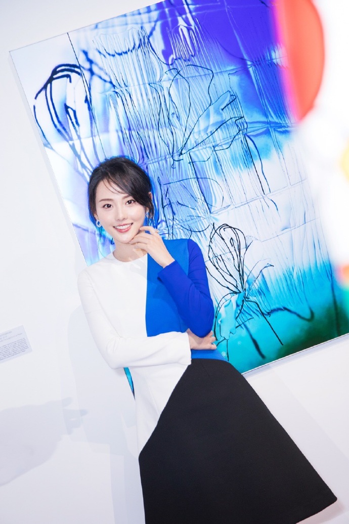 张嘉倪图片：早春清爽甜美很养眼图片