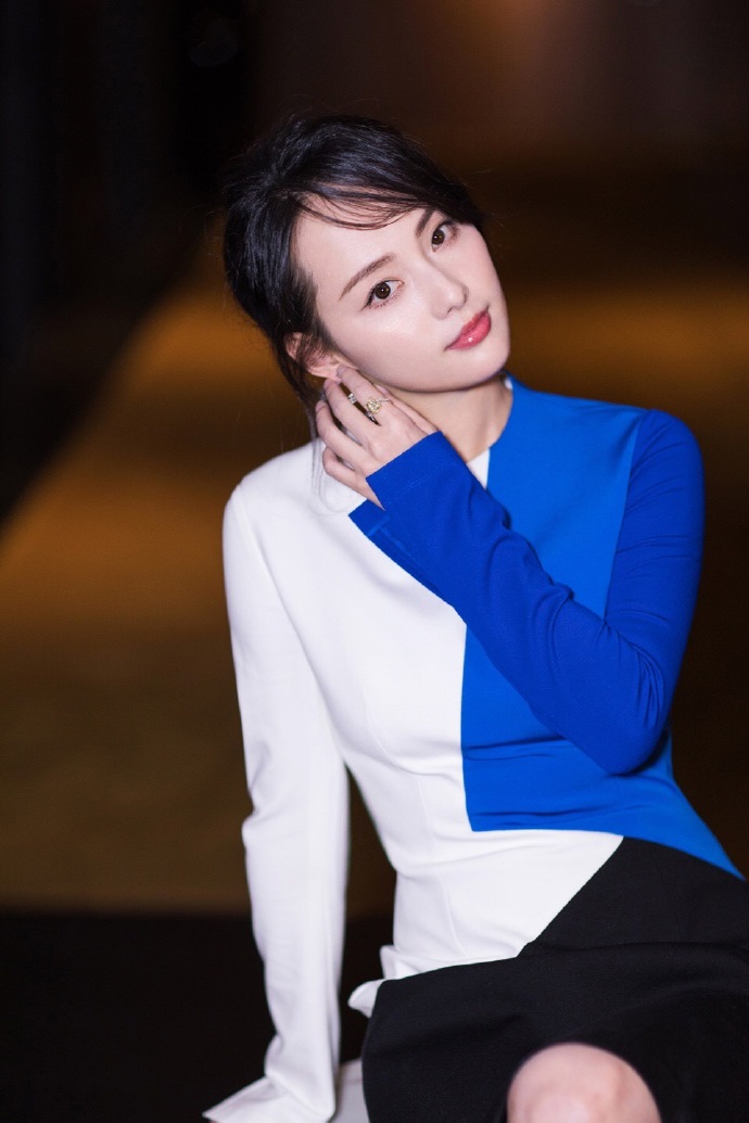 张嘉倪图片：早春清爽甜美很养眼图片