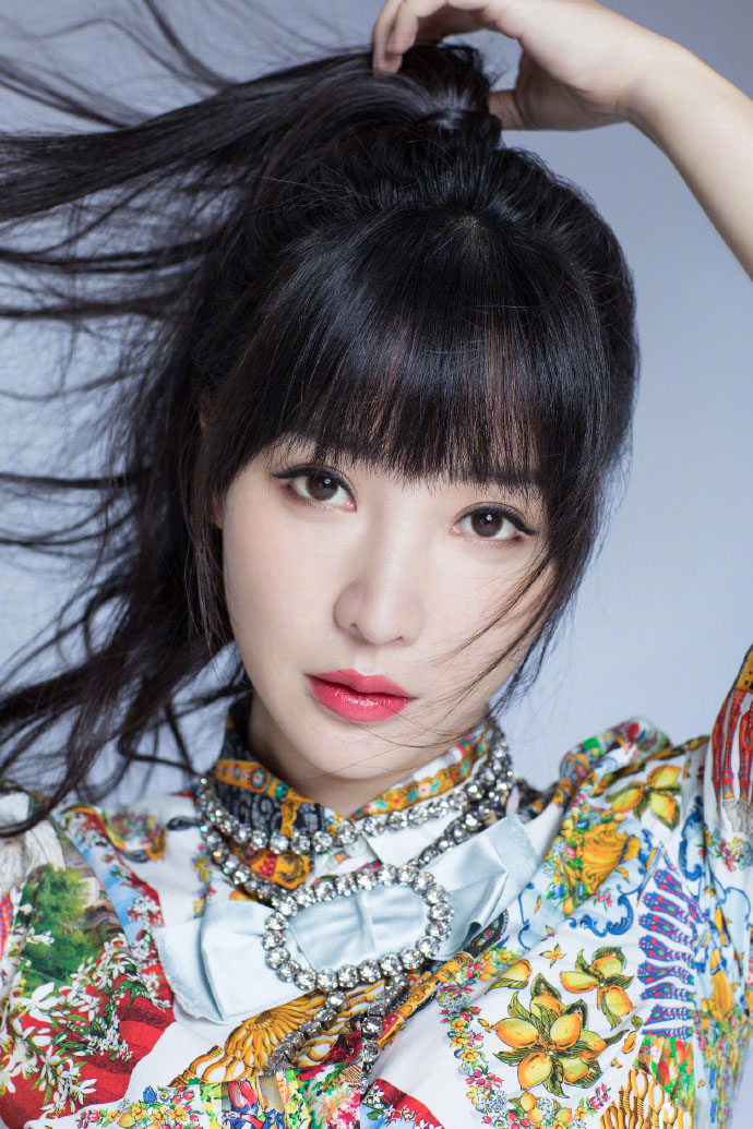 中国内地湖南衡阳女演员柳岩写真电脑桌面壁纸之网络美女图片