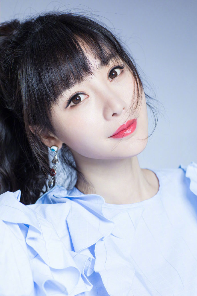 中国内地湖南衡阳女演员柳岩写真电脑桌面壁纸之网络美女图片