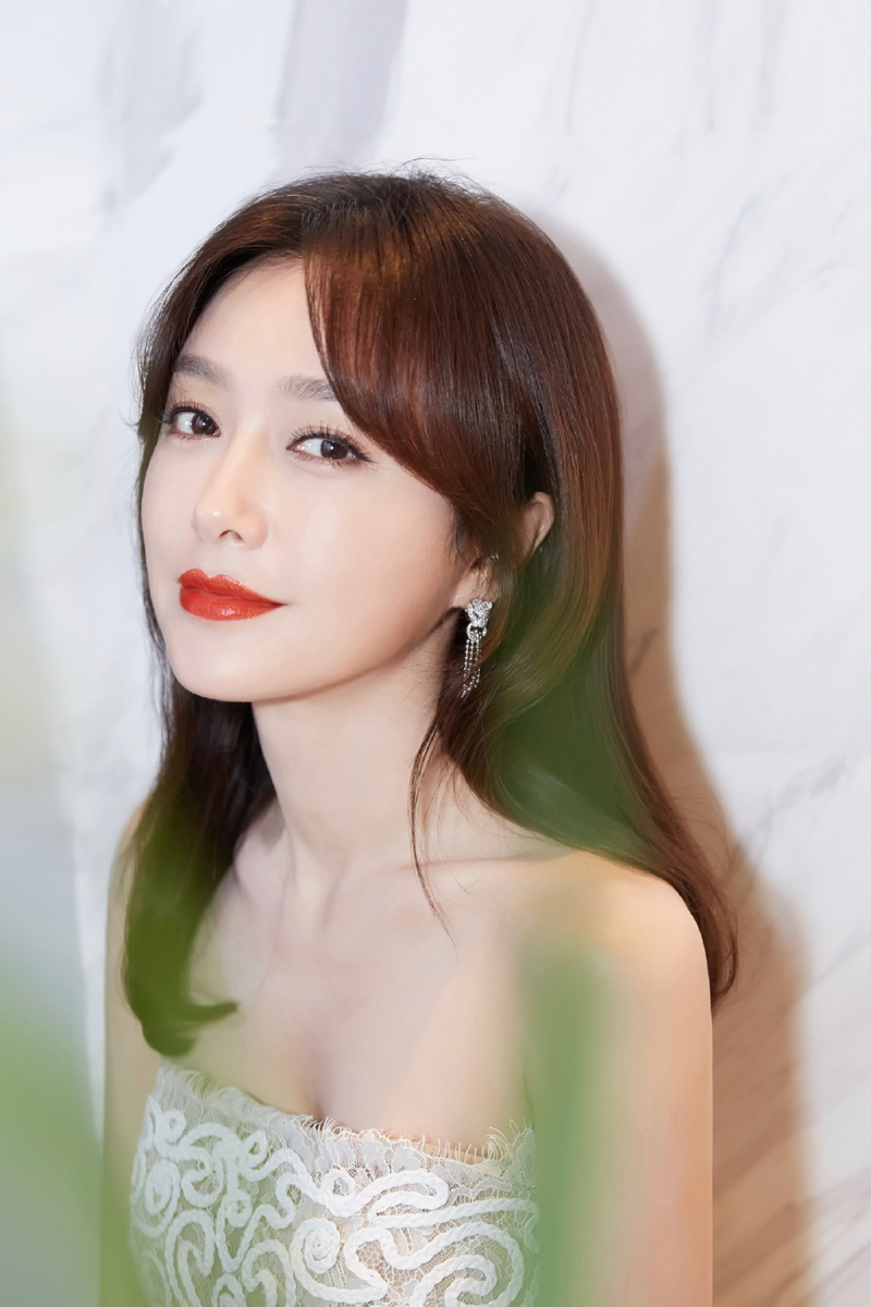 秦岚时尚家居写真图片曝光 复古红唇妩媚而优雅图片