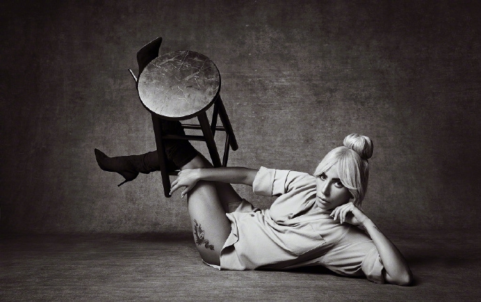 高清欧美美女LadyGaga抱狗登杂志封面时尚写真图片图片