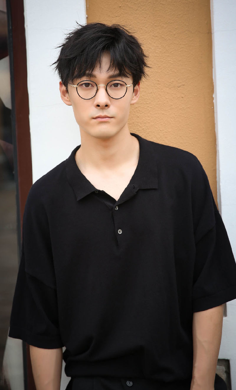 中国大陆山东省滨州男演员张雨剑文艺帅气时尚街拍图片图片