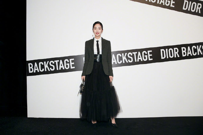 中国内地女演员、歌手、主持人杨采钰西装酷帅活动写真图片图片