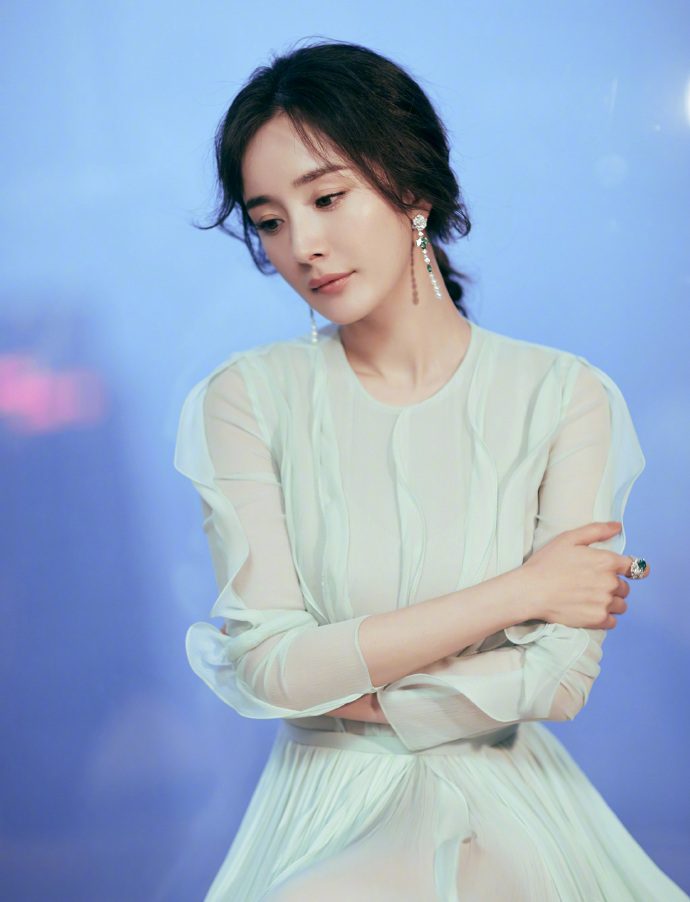 中国内地北京影视女演员杨幂温柔性感高清桌面壁纸图片