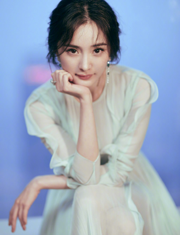 中国内地北京影视女演员杨幂抹胸裙性感高清桌面壁纸图片