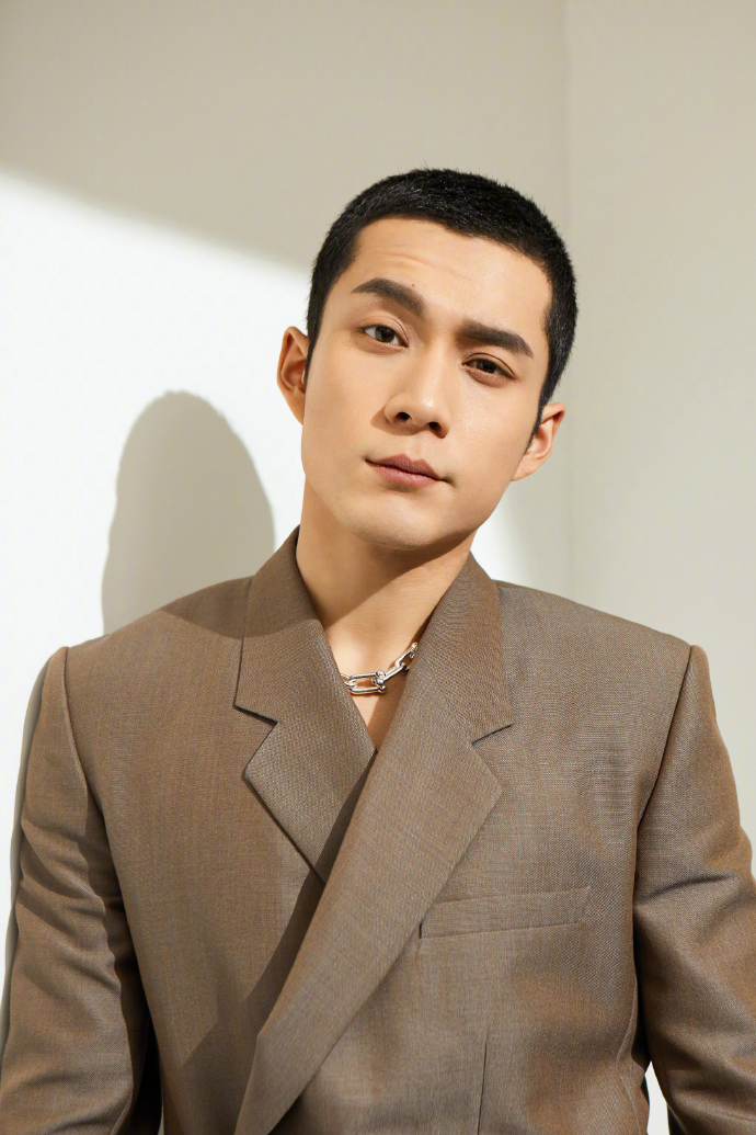 高清黑龙江省伊春男星韩东君硬朗帅气时尚杂志封面大片图片