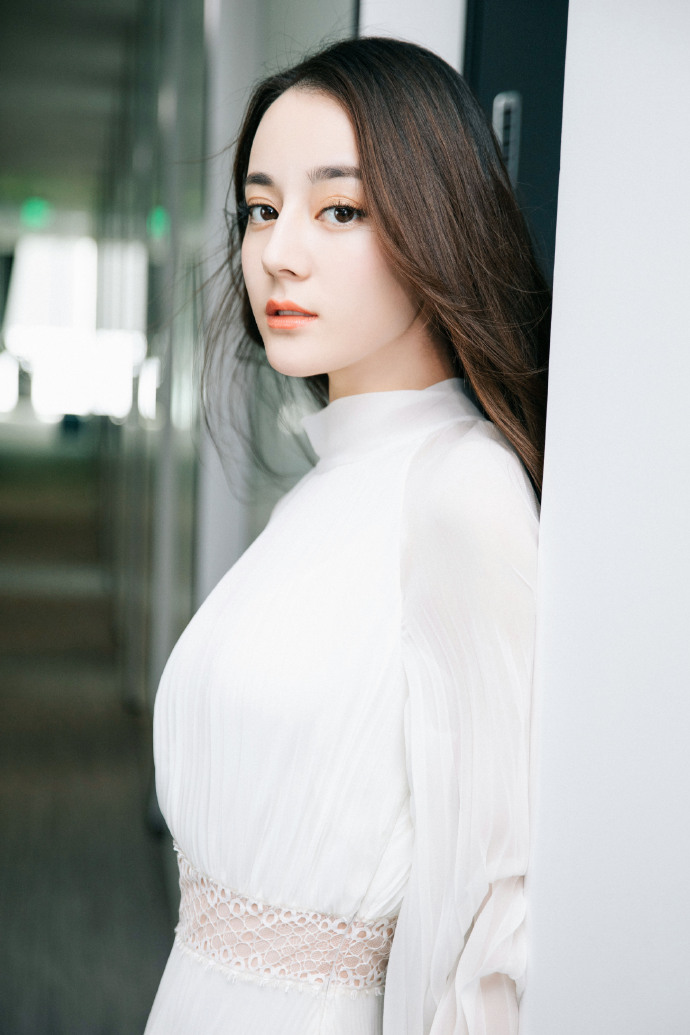 新疆乌鲁木齐美女演员迪丽热巴性感抹胸裙写真桌面壁纸图片