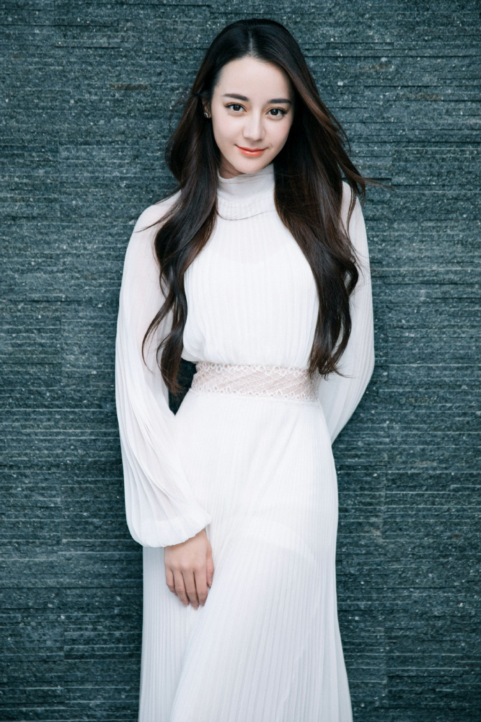 新疆乌鲁木齐美女演员迪丽热巴性感抹胸裙写真桌面壁纸图片