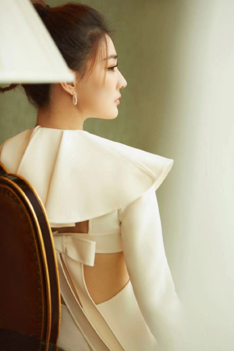 中国内地内蒙古呼和浩特女演员徐璐性感牛仔连体装时尚写真高清图片图片