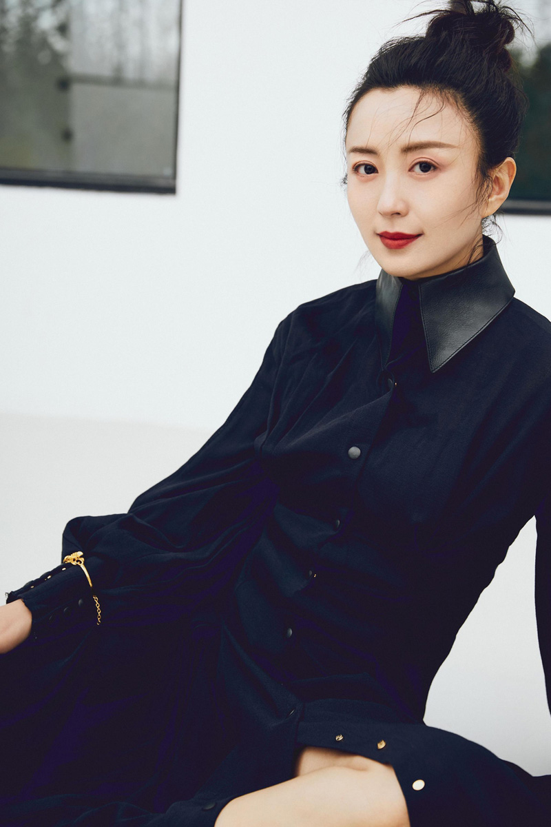 中国吉林省吉林著名的影视女演员杨童舒海边性感洒脱写真图片图片