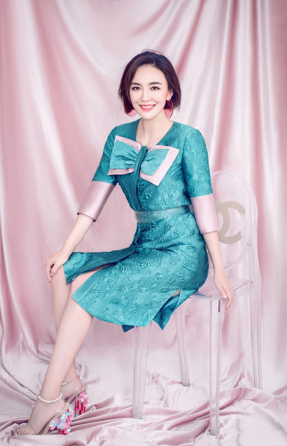 山东籍内地女演员吕佳容性感迷人写真桌面壁纸图片