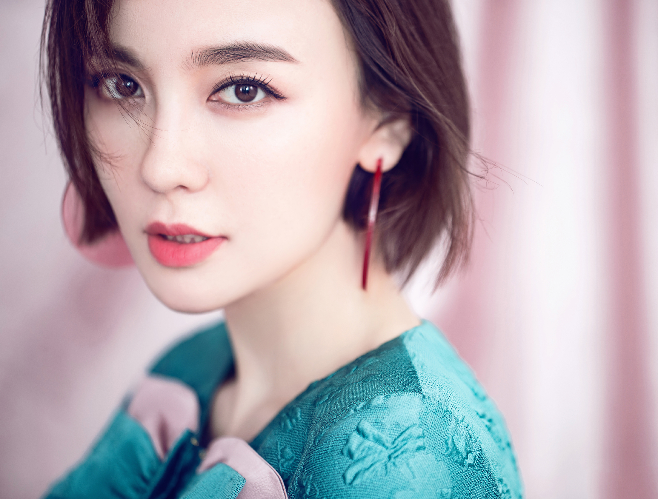 山东籍内地女演员吕佳容性感迷人写真桌面壁纸图片