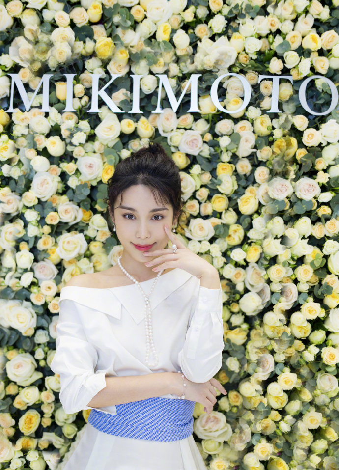 高清中国山东济南影视女演员韩丹彤时装秀气质礼服写真图图片