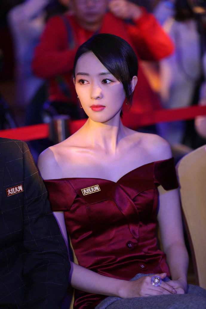 中国内地云南昆明女演员童瑶时尚写真电脑宽屏壁纸图片