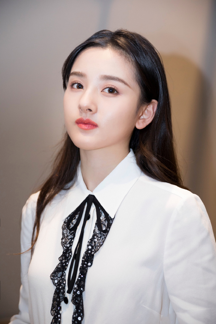 中国北京当代95后女演员小哪吒宋祖儿时尚清新写真桌面壁纸图片 中国北京当代95后女演员小哪吒宋祖儿时尚清新写真桌面壁纸图片