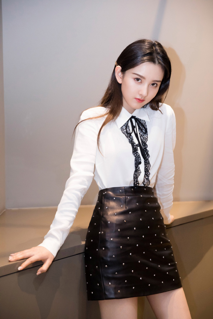 中国北京当代95后女演员小哪吒宋祖儿时尚清新写真桌面壁纸图片