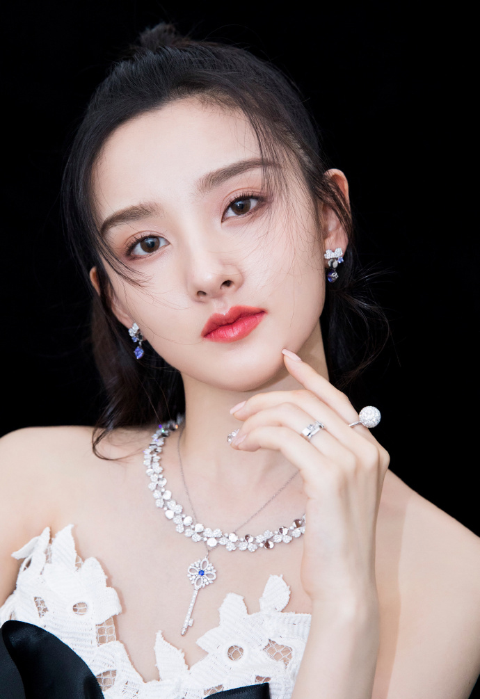 中国北京当代95后女演员小哪吒宋祖儿时尚清新写真桌面壁纸图片 中国北京当代95后女演员小哪吒宋祖儿时尚清新写真桌面壁纸图片