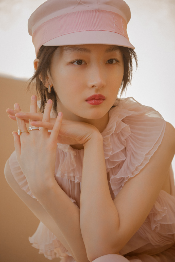 高清中国内地影视河北省石家庄女演员周冬雨百变造型时尚杂志写真图片壁纸图片