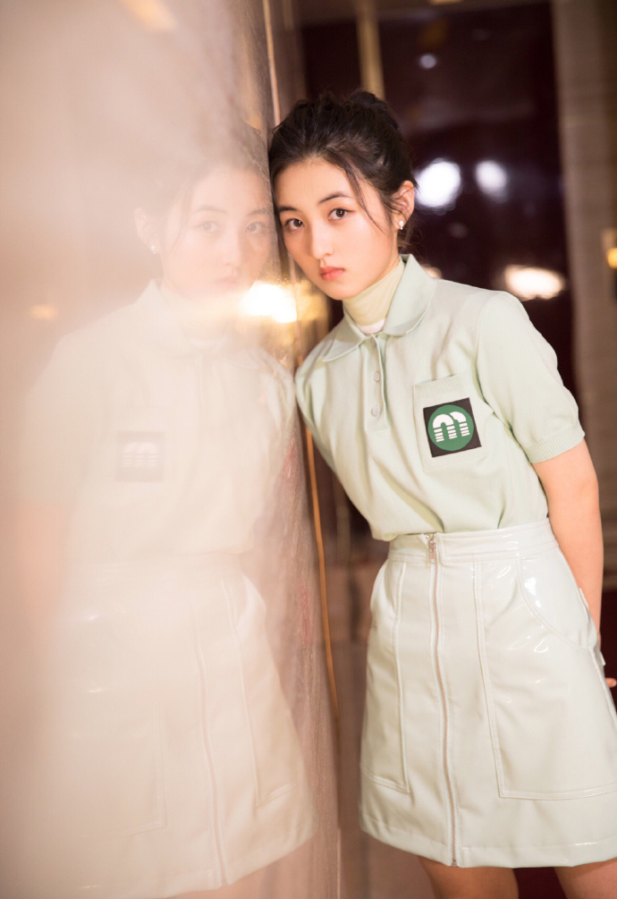 张子枫最新时尚杂志写真高清图片图片