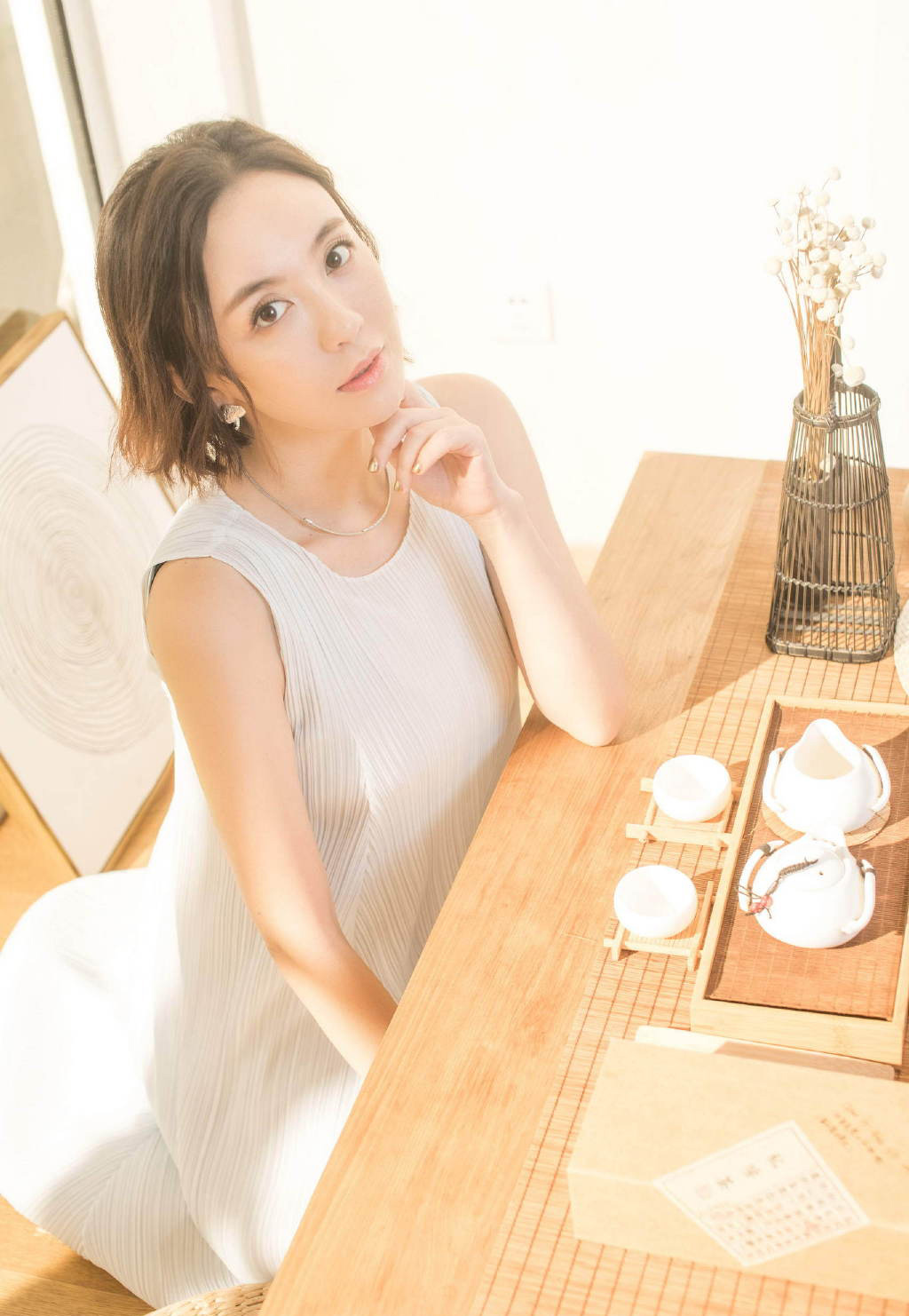 山东籍内地女演员吕佳容性感迷人写真桌面壁纸图片