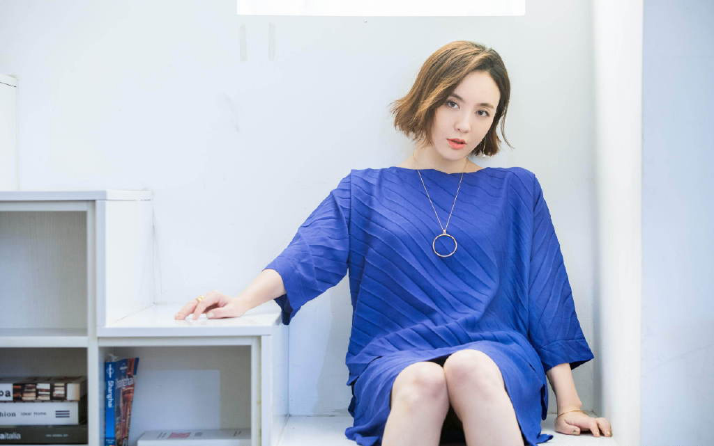 山东籍内地女演员吕佳容性感迷人写真桌面壁纸图片