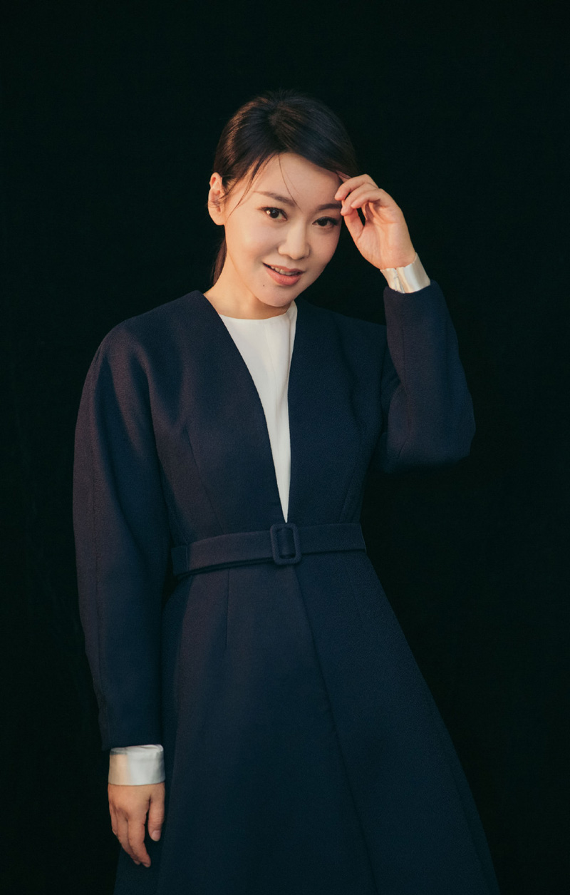 中国陕西西安影视女演员闫妮露背礼服性感御姐风写真图片图片