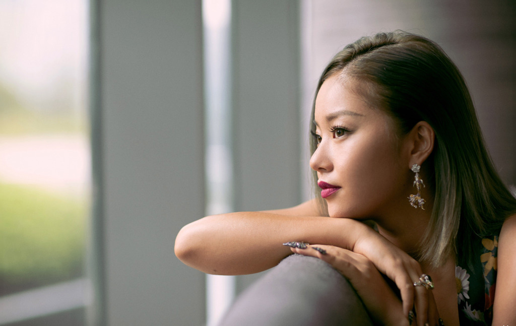 高清上海美女王菊亮红皮衣撩人写真图片图片
