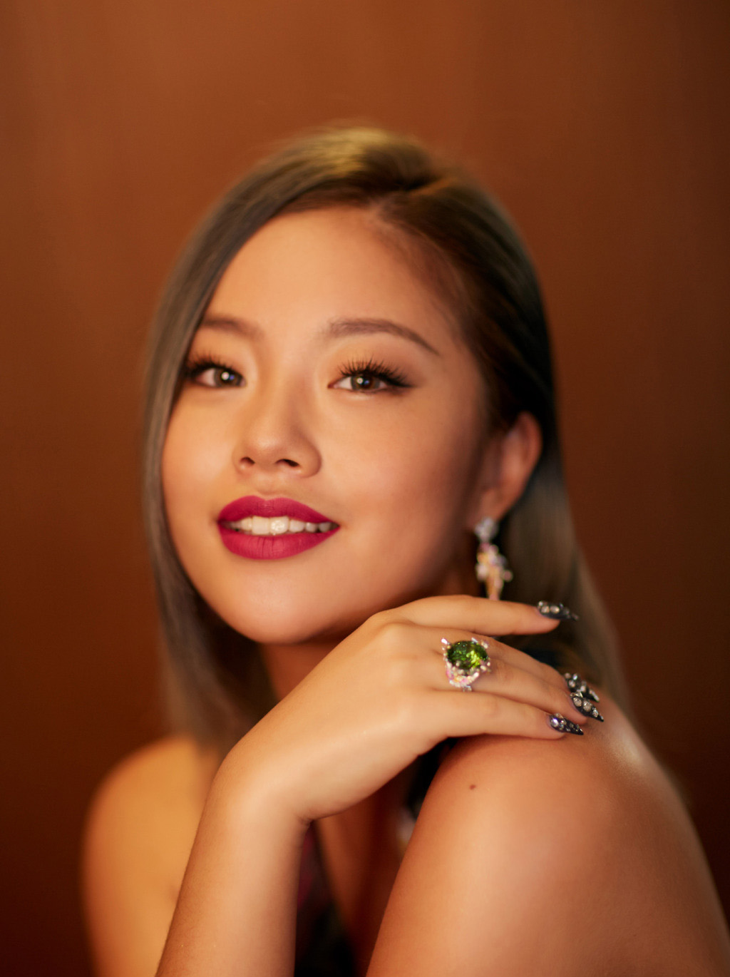 高清上海美女王菊亮红皮衣撩人写真图片图片