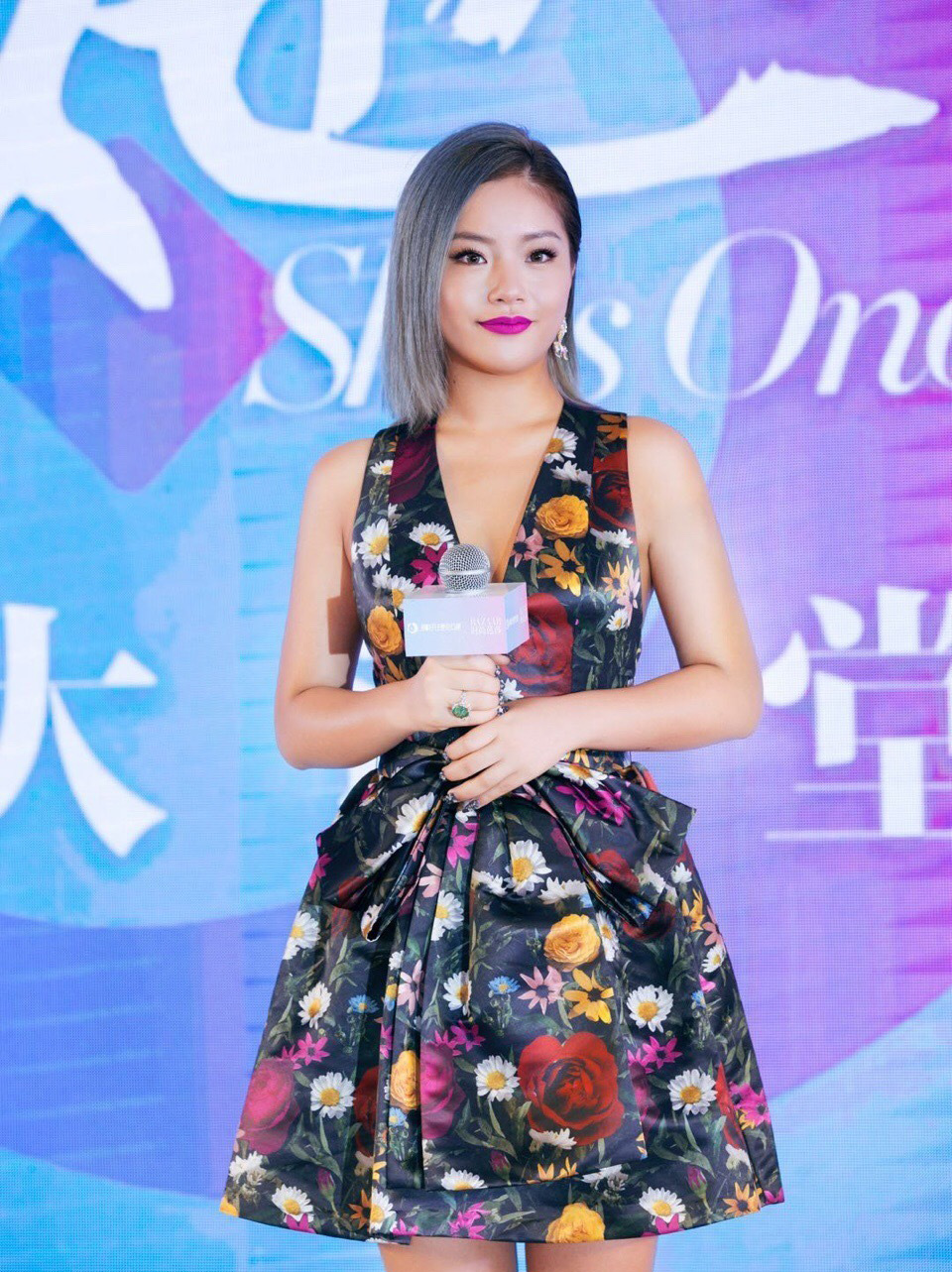 高清上海美女王菊亮红皮衣撩人写真图片图片
