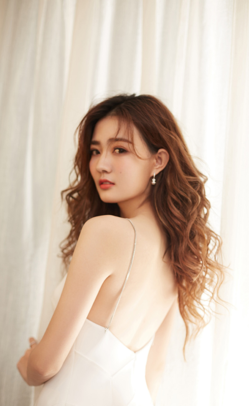 中国内地内蒙古呼和浩特女演员徐璐性感牛仔连体装时尚写真高清图片图片