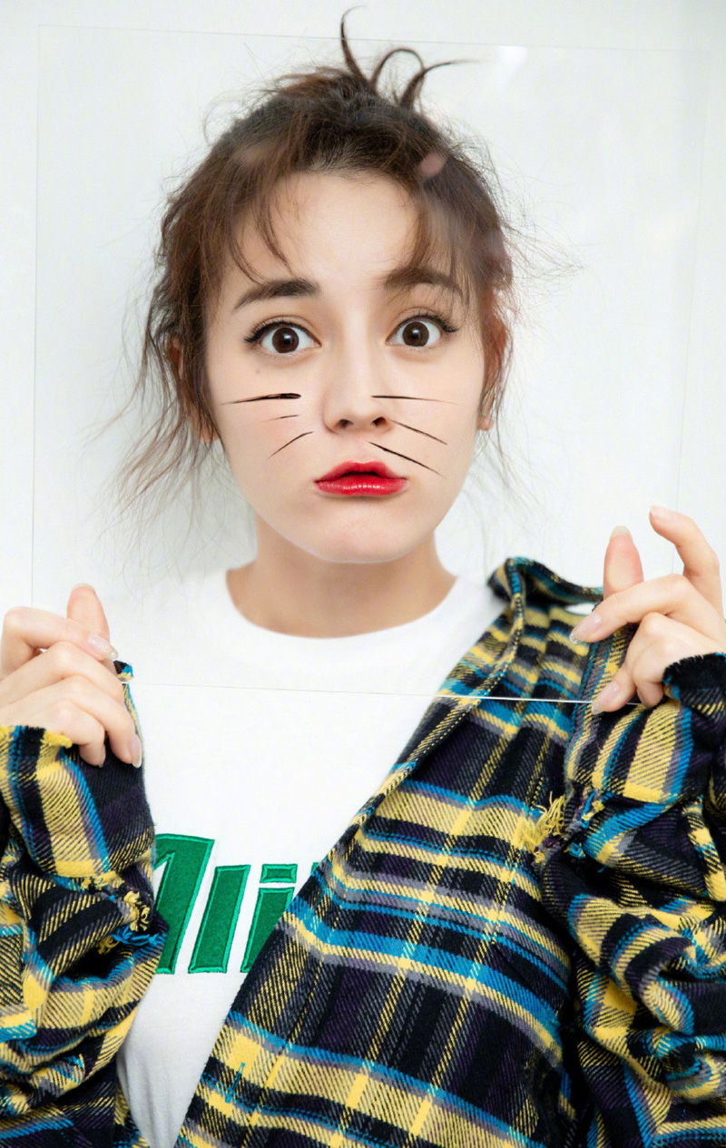 新疆乌鲁木齐美女演员迪丽热巴最新杂志写真图片图片